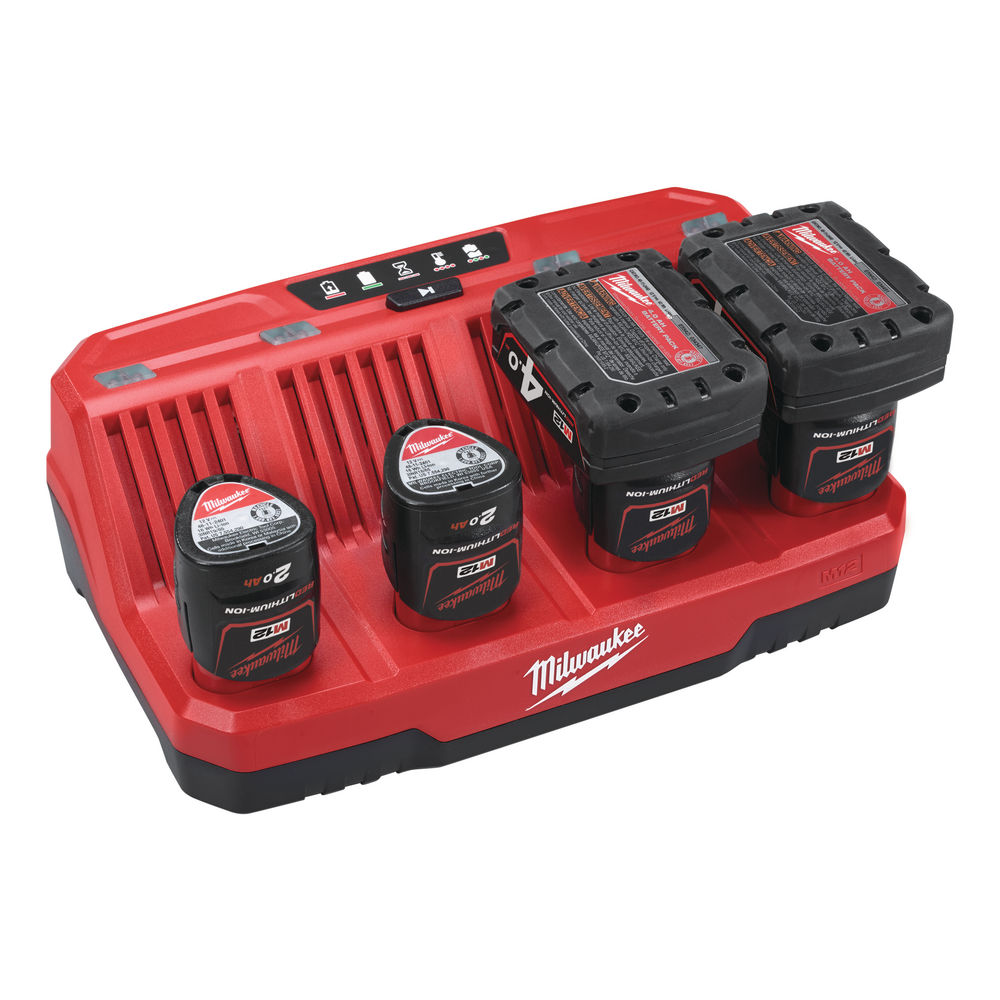 Cargador multipuerto M12™, carga hasta 4 baterías secuencialmente, botón para seleccionar la batería en carga
