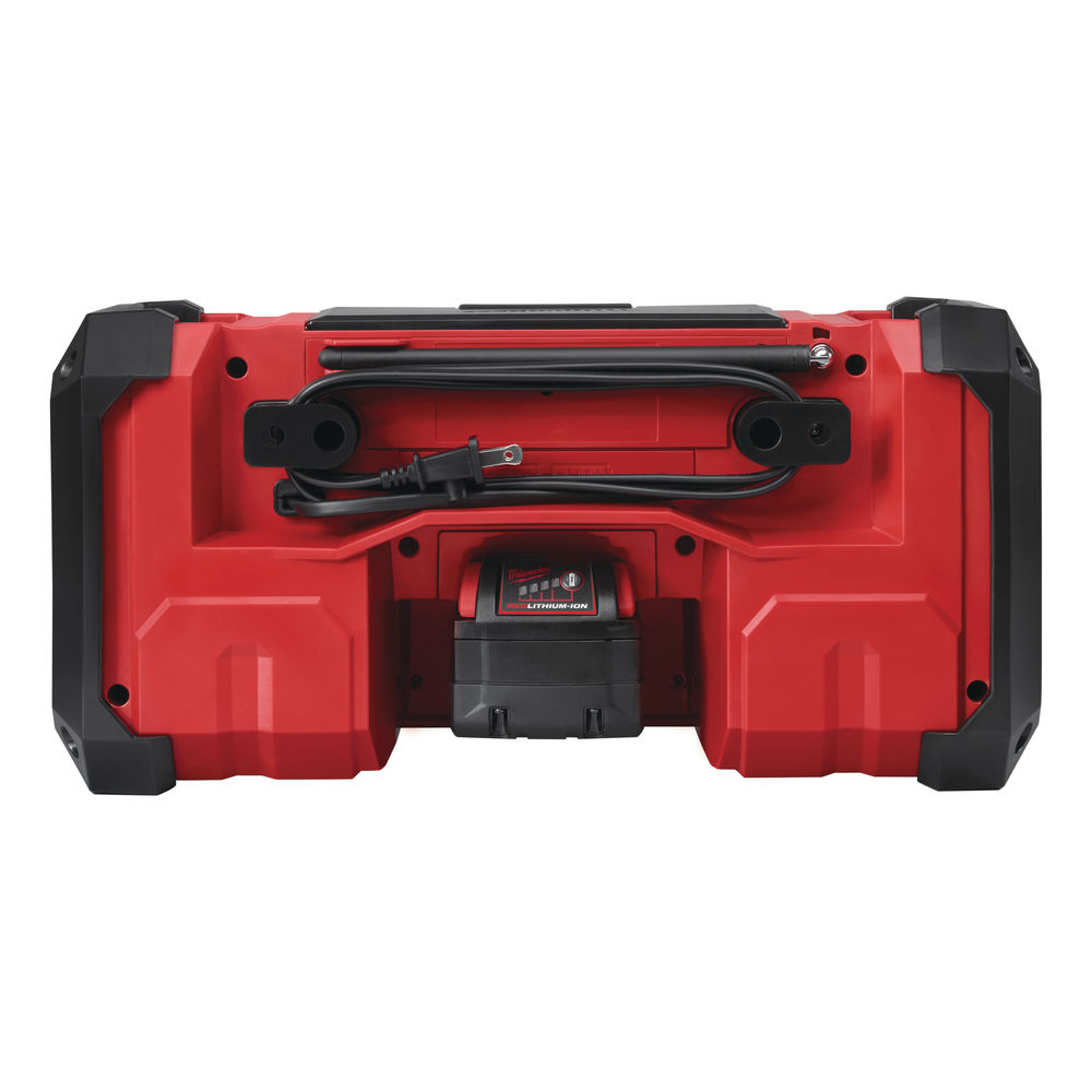 Radio de trabajo M18™, híbrido AC/DC. Incluye cable de entrada auxiliar. Se suministra en versión cero, sin baterías ni cargador