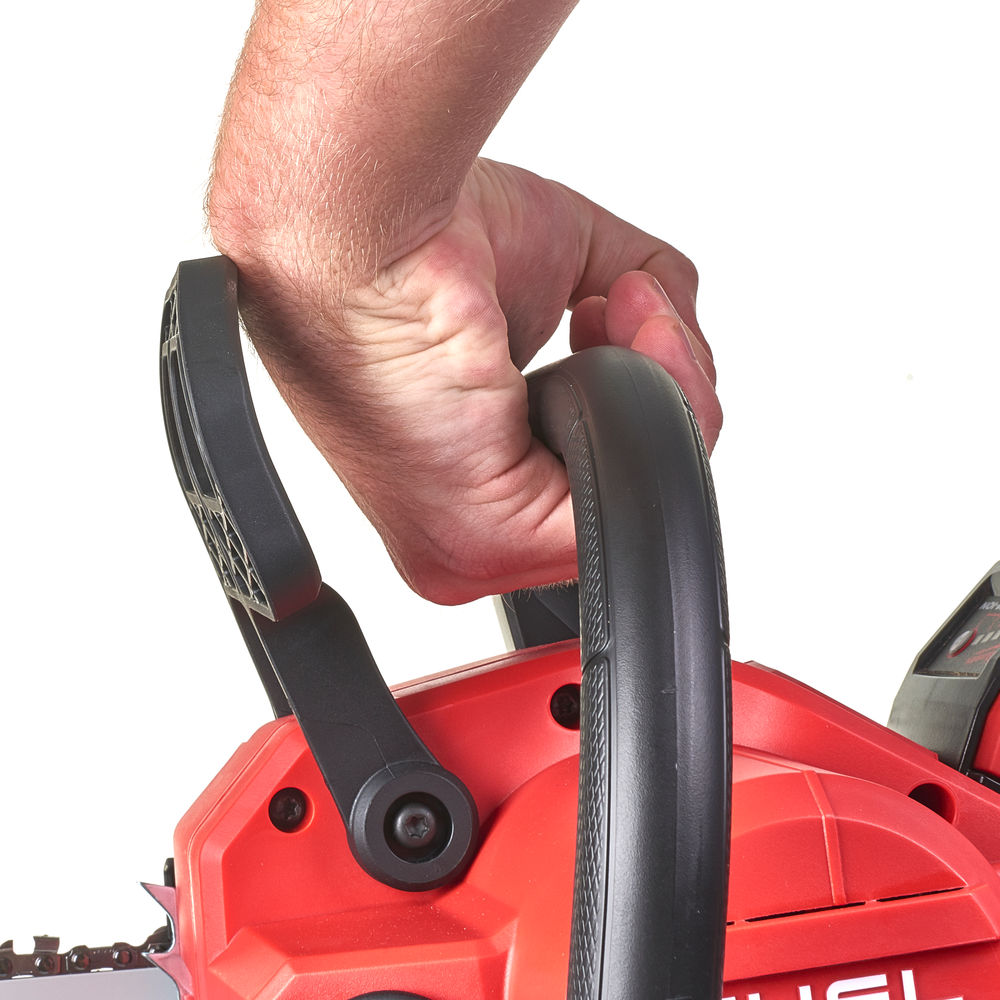 Motosierra M18 FUEL™, espada 30cm, velocidad cadena 12,4m/s. Incluye 80cc de aceite, herramienta para cambio de la cadena y funda de espada. Se suministra en versión cero, sin baterías ni cargador