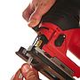 Sierra de calar de puño abierto de 710W, capacidad máxima en madera 120mm, carrera 26mm, 500-2800cpm. Se suministra en kitbox
