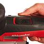 Sierra de calar de puño abierto de 710W, capacidad máxima en madera 120mm, carrera 26mm, 500-2800cpm. Se suministra en kitbox